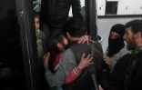 Des personnes  évacuées de quatre localités assiégées en Syrie, à leur arrivée le 21 avril 2016 à Idlib