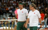 Roger Federer avec le milliardaire américain Bill Gates lors d'un match d'exhibtion en double au Cap, le 7 février 2020 