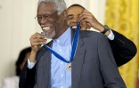 Le légendaire pivot des Boston Celtics Bill Russell, décoré de la médaille de la Liberté par le président Barack Obama, le 14 février 2011 à Washington