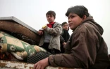 Des enfants syriens montent dans un camion
pour fuir les bombardements dans le sud de la région d'Idleb, dans le nord-ouest syrien, le 22 décembre 2019