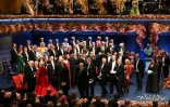 Les lauréats du prix Nobel 2025 sont félicités par les invités lors de la cérémonie de remise des prix Nobel à Stockholm, en Suède, le 10 décembre 2025