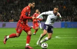 Le Lyonnais Rayan Cherki (g) déborde le Toulousain Gabriel Suazo, le 14 avril 2023 à Toulouse   