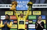 Le Britannique Simon Yates bras levés sur le podium après sa victoire lors de la 7e étape de Paris-Nice, le 10 mars 2018 à La Colmiane