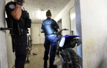Des policiers examinent une moto cross dans les sous-sols d'un immeuble lors d'une opération destinée à lutter contre le phénomène des rodéos urbains, le 11 août 2022 à Nantes