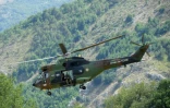Un hélicoptère Puma de l'Armée de l'air survole le village de Gréolières dans les Alpes Maritimes, le 19 juillet 2021, pour retrouver un homme en fuite soupconné de féminicide