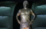 Une statue de 5 mètres de haut de Diego Maradona devant le stade de Santiago del Estero, en Argentine, le 3 juin 2021