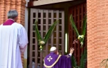 François avait tenu à accomplir à Bangui ce geste exceptionnel, qui permet lors des Jubilés aux fidèles pénitents de franchir la porte d'une cathédrale et de recevoir le pardon de leurs péchés