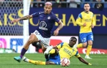 L'attaquant brésilien de Toulouse Rafael Ratao bute sur Ousseynou Thioune lors du match nul 1-1 à Sochaux, le 19 avril 2022