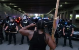 Une manifestante face à la police à Louisville, dans le Kentucky, le 25 septembre 2020