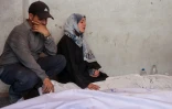 Des Palestiniens veillent les corps de leurs proches tués par une frappe israélienne, à Jabalia, dans le nord de la bande de Gaza, le 2 juin 2025