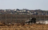 Un véhicule militaire israélien roule le long de la frontière avec la bande de Gaza, le 10 juin 2026