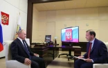 Le président russe Vladimir Poutine lors d'une interview avec la télévision publique russe Rossiya 24 dans la résidence de Novo-Ogaryovo, le 27 août 2020 près de Moscou