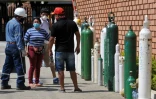 Des personnes achètent le 10 avril 2020 des bouteilles d'oxygène dans une usine, à Guayaquil, en Equateur