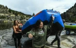 Des touristes sortent un raft de la rivière Arkansas, à Buena Vista, le 17 mai 2023 dans le Colorado