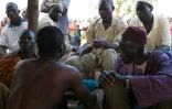 Un homme soupçonné de vol lors de son "procès" expéditif  conduit par des groupes d'autodéfense, le 19 mars 2016 à Kokologho près de Ouagadougou 