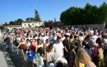 Des personnes rassemblées devant le collège Françoise Dolto participent à une marche silencieuse en hommage à la surveillante assassinée par un élève, le 13 juin 2025 à Nogent, en Haute-Marne