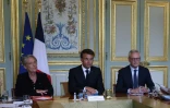 Le président français Emmanuel Macron (C) Elisabeth Borne et  Bruno Le Maire (D) lors d'un "point de situation" avec plusieurs membres du gouvernement sur les violences après la mort de Nahel, le 2 juillet 2023 à Paris 
