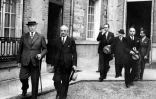 (g-d) Philippe Pétain, chef de l'Etat français, le général Emile Laure, le ministre de l'Intérieur Pierre Pucheux et le directeur du cabinet civil Henry du Moulin de Labarthète à la sortie du conseil des ministres, le 12 août 1941 au Pavillon Sévigné à Vichy