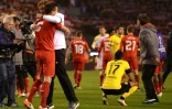 Le défenseur de Liverpool Dejan Lovren dans les bras de Jürgen Klopp après son but décisif face à Dortmund en Europa League, le 14 avril 2016 à Anfield