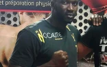 Photo prise le 10 mai 2016 à Créteil de l'ex-champion de France de boxe thaï Amadou Ba posant dans son club "Magic Créteil"