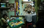 Frederico Ramasamy, 60 ans, membre des Golden Gays, se fait maquiller avant de participer à un concours de beauté, le 16 juin 2018 à Manille, aux Philippines
