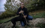Diego Guaraldo, propriétaire du chien Rocky entraîné par Giovanni Monchiero à trouver des truffes, le 24 octobre 2018 à Roddi, en Italie