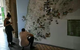 Des visiteurs de l'exposition "Hkeeli ya Jnoub" (Dis-moi, Ô Sud), qui vise à préserver la mémoire des villages détruits par Israël dans le sud du Liban, le 17 juillet 2026 à Beyrouth