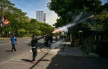 Un manifestant tire un mortier d'artifice en direction de la police lors d'une manifestation après la mort d'un taxi-moto écrasé par un véhicule de police, le 30 août 2025 à Surabaya, sur l'île indonésienne de Java 

