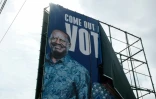 Une affiche de campagne du candidat à la présdentielle Raila Odinga est retirée, le 15 août 2022 à Kisumu, au Keyan