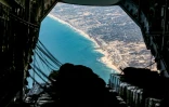 Un avion de l'armée allemande largue de l'aide humanitaire au-desus de la bande de Gaza, le 5 août 2025