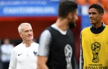 Le sélectionneur des Bleus Didier Deschamps (g) et le défenseur Raphaël Varane (d) lors d'une séance d'entraînementau stade d'Ekaterinbourg, le 20 juin 2018