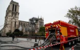 Un camion de pompiers intervient pour sécuriser Notre-Dame au lendemain de l'incendie, le 16 avril 2021