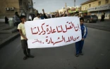 Des manifestants protestent contre l'exécution du chef religieux chiite Nimr Baqer al-Nimr, le 2 janvier 2016 à Jidhafs au Bahreïn