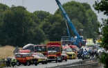 Une grue soulÚve un autocar accidenté sur l'autoroute A81, à Degré, dans la Sarthe, le 13 juin 2025