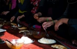 Repas pris en commun dans un foyer pour femmes et jeunes filles victimes de violences sexistes à Kaboul le 11 décembre 2021