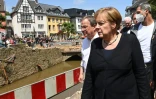 Angela Merkel et Armin Laschet visitent la ville de Bad Munstereifel, ravagée par la boue, en Allemagne le 20 juillet 2021
