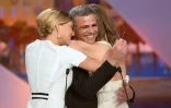 Les actrices françaises Léa Seydoux (G) et Adele Exarchopoulos (D) embrassent le réalisateur franco-tunisien Abdellatif Kechiche, juste après avoir reçu la Palme d'or à Cannes, le 26 mai 2013