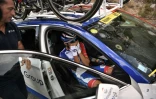 Thibaut Pinot dans la voiture de son équipe après son abandon lors de la 19e étape du Tour de France 2019 entre Saint-Jean-de-Maurienne et Tignes le 26 juillet 2019