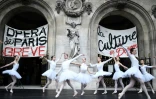 Des danseuses de l'opéra de Paris dansent sur le parvis du palais Garnier contre la réforme des retraites, le 24 décembre 2019