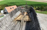 Vue du Jean-Bart, une réplique grandeur nature d'un navire de guerre de l'époque de Louis XIV, en cours de construction à Gravelines, dans le Nord, le 7 septembre 2026