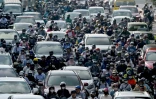 Circulation dans une rue de Hanoi, le 17 juillet 2025 
