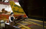 La pianiste Xiaowen Shang joue sur l'un des pianos vendus, un Pleyel ayant appartenu à la pianiste Madeleine Lioux, épouse d'André Malraux, le 6 août 2021 à Biddenden, dans le sud-est de l'Angleterre 