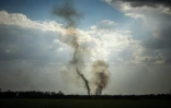 De la fumée noire sur la ligne de front, le 30 août 2022 dans la région de Mykolaïv, en Ukraine