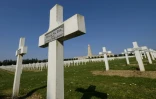 En contrebas de l'ossuaire, 15.000 croix blanches composent la nécropole, propriété de l'Etat, le 8 avril 2020 à Douaumont
