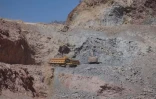 Des ouvriers de l'entreprise Talco Gold extraient de l'antimoine dans des carrières à ciel ouvert de la mine de Saritag, dans l'ouest du Tadjikistan, le 26 août 2025