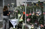 Une élève dépose une fleur sur les grilles du collège Françoise-Dolto à Nogent, au lendemain du meurtre d'une surveillante, le 11 juin 2025 en Haute-Marne