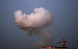 Un nuage de fumée lors d'une attaque nocturne massive de drones et de missiles russes sur Kiev, le 28 août 2025 en Ukraine