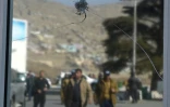 Un trou de balle dans l'entrée de l'hôtel Intercontinental à Kaboul, le 23 janvier 2018