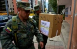 Des militaires apportent du matériel électoral aux différentes bureaux de vote de Quito, la veille de l'élection présidentielle, le 18 février 2017 en Equateur