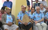 Le Premier ministre fidjien Sitiveni Rabuka (g), le Premier ministre tuvaluan Feleti Teo (c) et le Premier ministre australien Anthony Albanese lors d’une cérémonie traditionnelle de bienvenue pendant la réunion préparatoire du Pacifique à la COP31 à Tuvalu, le 6 octobre 2026